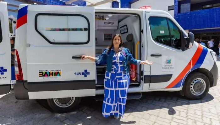 Deputada Cláudia Oliveira entrega nova ambulância ao Hospital de Porto Seguro