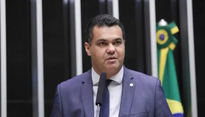 Deputado Dal Barreto é alvo da Overclean e tem celular apreendido em Salvador
