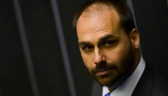 Deputado Solicita Retorno de Eduardo Bolsonaro ao Mandato nos EUA