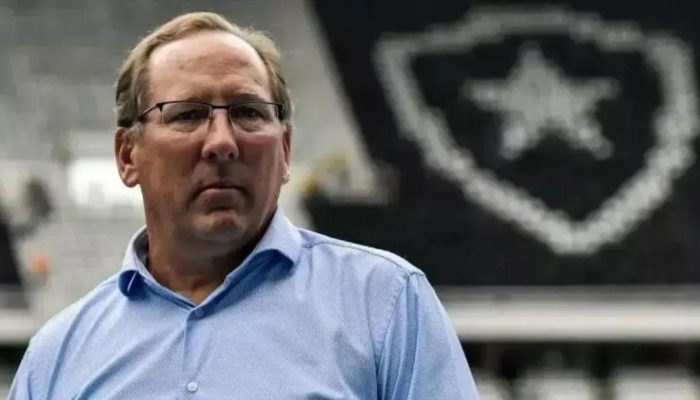 Diretor da Eagle pede afastamento de John Textor do Botafogo SAF