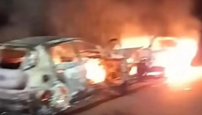 Dois carros pegam fogo após colisão em Itagimirim, Bahia