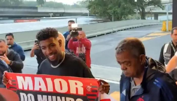 Emerson Royal chega ao Rio para reforçar o Flamengo