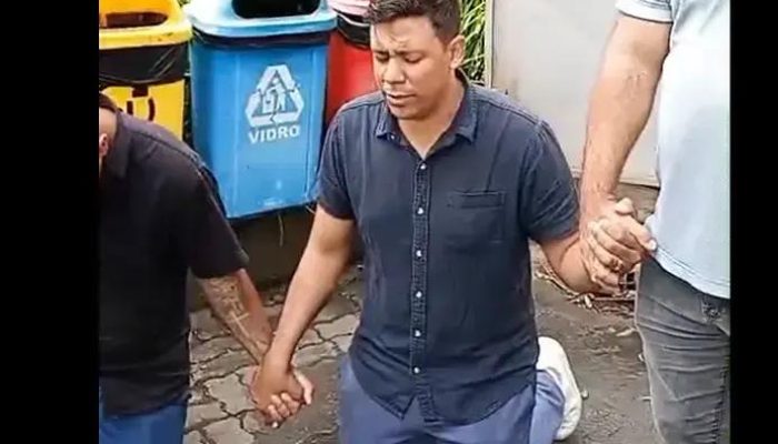 Empresário se ajoelha e ora com funcionários após incêndio em Porto Seguro