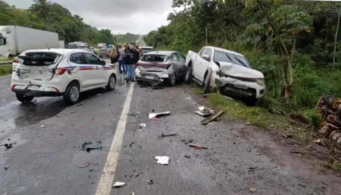 Engavetamento na BR-324 deixa caminhoneiro ferido em Amélia Rodrigues