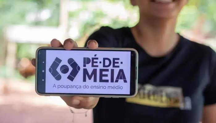 Entenda o Programa Pé-de-Meia e como ele ajuda alunos do ensino médio