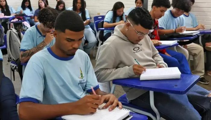 Escolha de livros didáticos para o ensino médio ocorre entre 25 de agosto e 5 de setembro