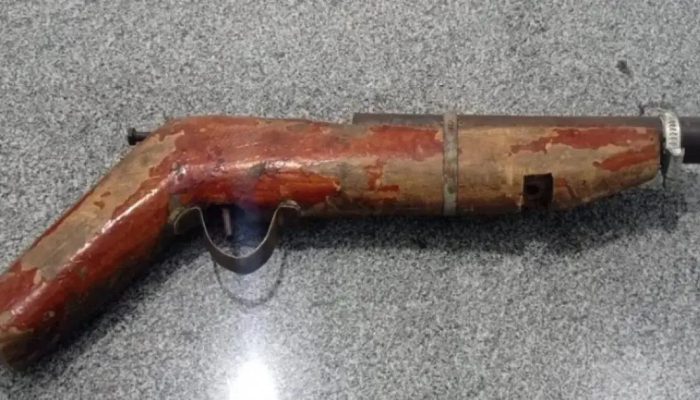 Espingarda artesanal apreendida em Condeúba durante fiscalização policial