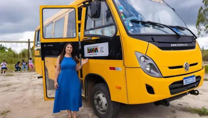 Eunápolis ganha micro-ônibus escolar para alunos com acessibilidade