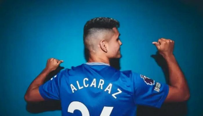 Everton confirma contratação definitiva de Carlos Alcaraz por 15 milhões de euros