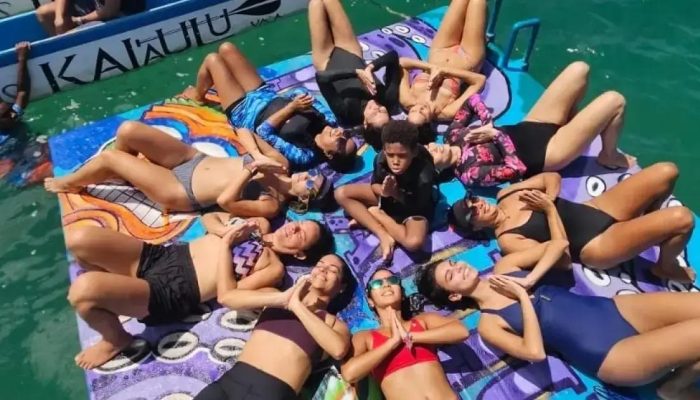 Experiência única: AcroYoga em canoa havaiana na Praia da Preguiça