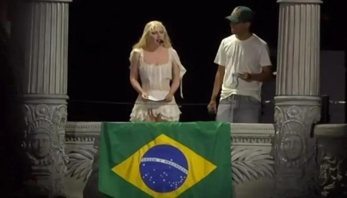 Fã do Copacabana Palace traduz mensagem de Lady Gaga no Rio de Janeiro