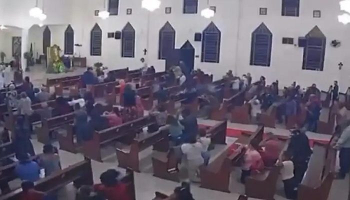 Fiéis em Itabela se assustam com rojão durante missa na igreja