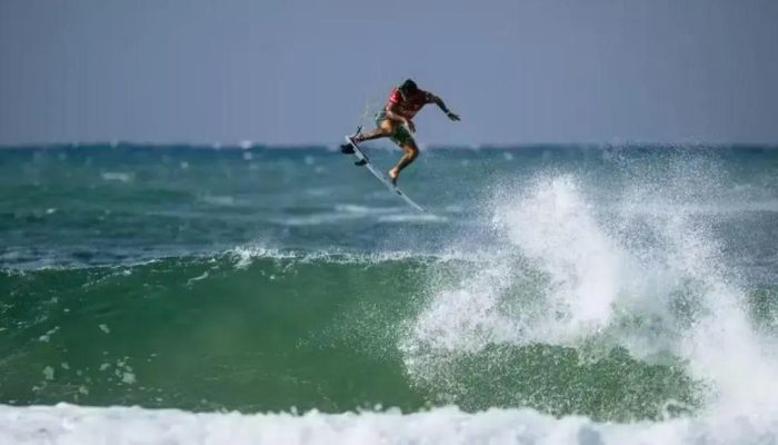 Filipe Toledo vence em Burleigh Heads e garante permanência na WSL