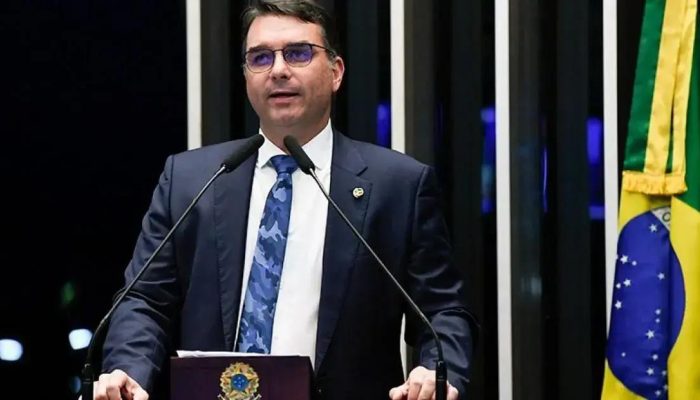 Flávio Bolsonaro critica Moraes e vazamento de mensagens em polêmica