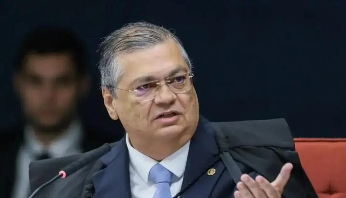 Flávio Dino paralisa julgamento sobre escolas cívico-militares em São Paulo