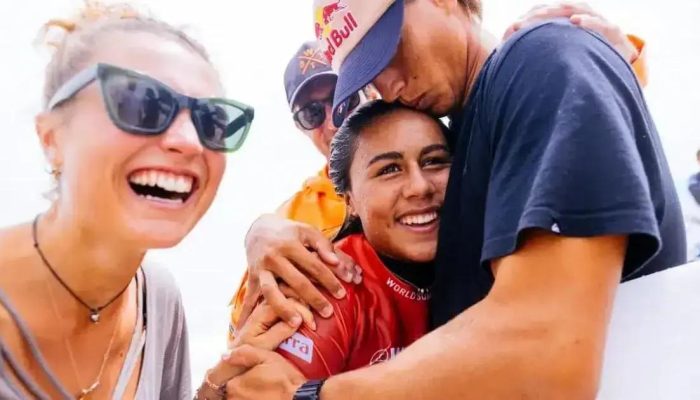 Francesa de 14 anos faz história como mais jovem na elite da WSL
