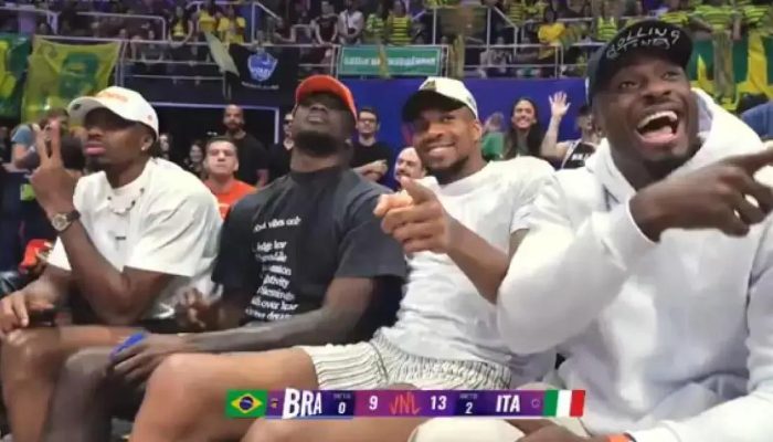 Giannis Antetokounmpo apoia Seleção Brasileira de Vôlei no Maracanãzinho durante visão ao Brasil