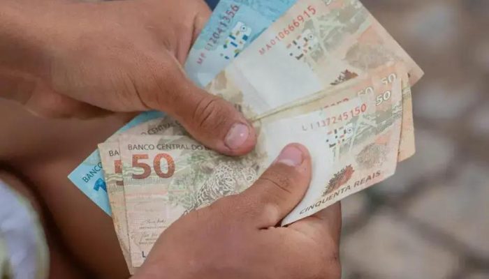 Governo estuda fixar teto de juros para crédito consignado na iniciativa privada