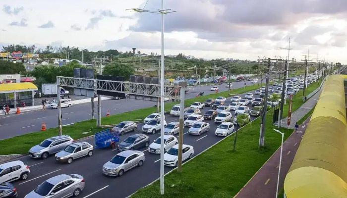Grande engarrafamento na Avenida Paralela em Salvador no pré-feriado