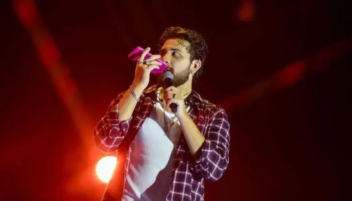 Gustavo Mioto faz de cupido entre fã e ex-namorada em show intenso