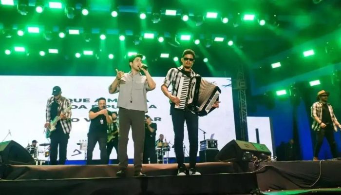 Henrique recebe presente inusitado durante show em Itabuna, Bahia