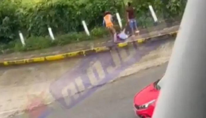 Homem agredido por populares após ser acusado de assaltos na Bahia