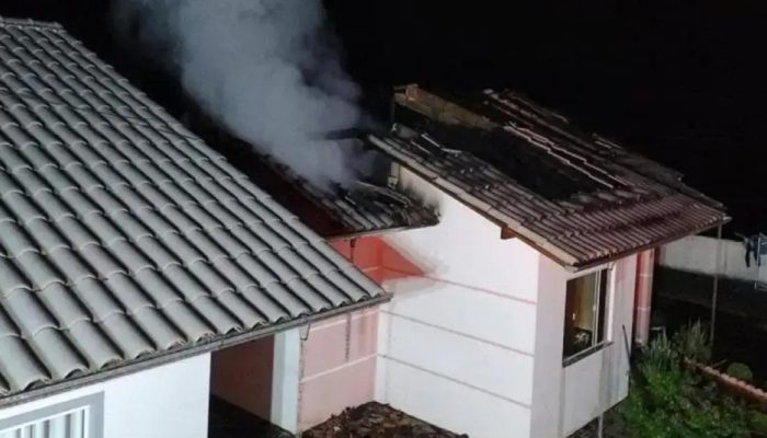 Homem agride companheira e incendeia casa em Santa Catarina