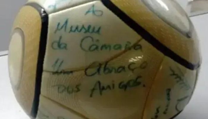 Homem condenado a 17 anos por roubo de bola autografada por Neymar