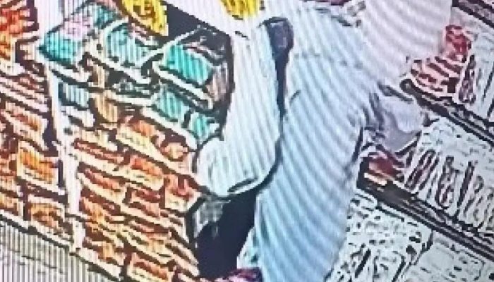 Homem é flagrado furtando carnes em supermercado de Cruz das Almas