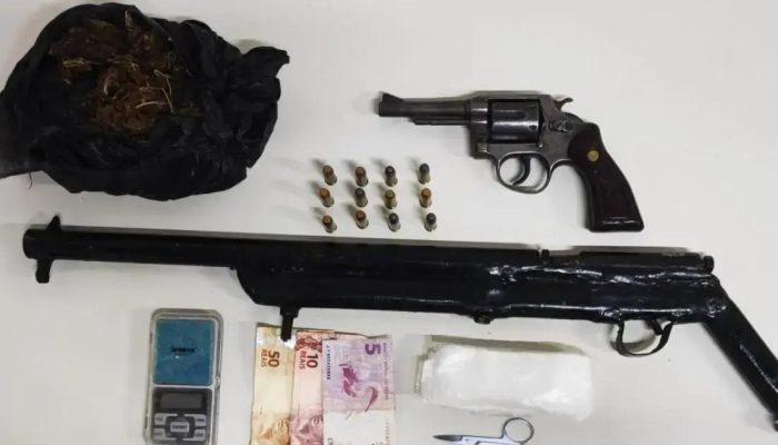 Homem é preso com armas e drogas em Lapão durante operação da PM