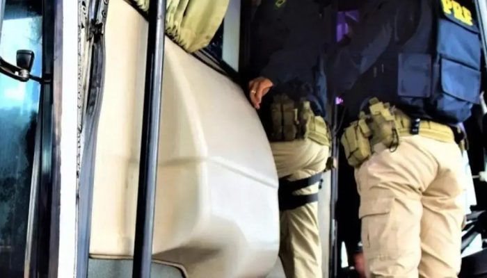 Homem embriagado é detido após agredir motorista e passageiros de ônibus em Alagoinhas