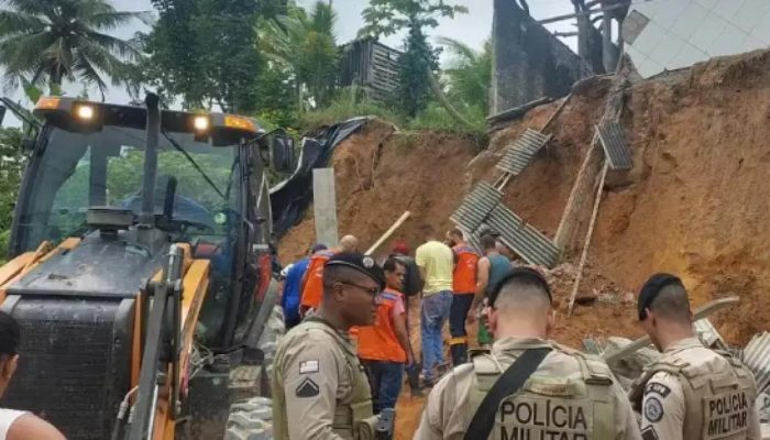 Homem soterrado após desabamento de casa em Simões Filho
