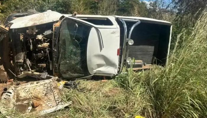 Idoso de 83 anos fica ferido em capotamento de carro na Bahia