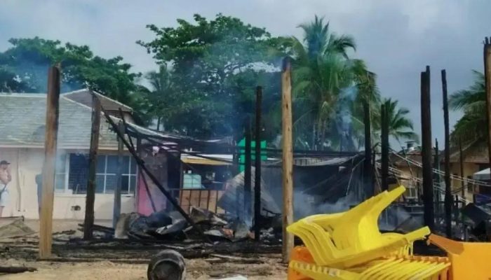 Incêndio destrói quatro barracas de ambulantes na orla de Porto Seguro