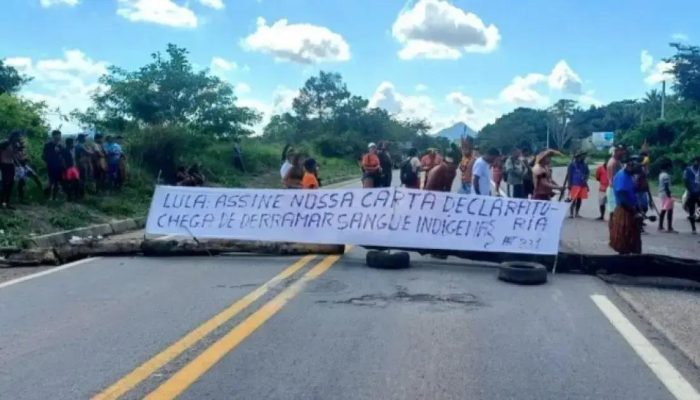 Indígenas bloqueiam BR-101 em Itamaraju por libertação de cacique detido