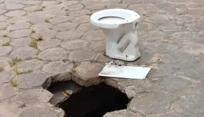Indignação em Maiquinique: o vaso sanitário que simboliza buracos na Rua Beira Rio