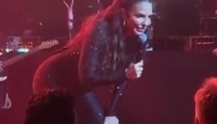 Ivete Sangalo faz humor sobre reconhecimento facial em show no Yacht Clube