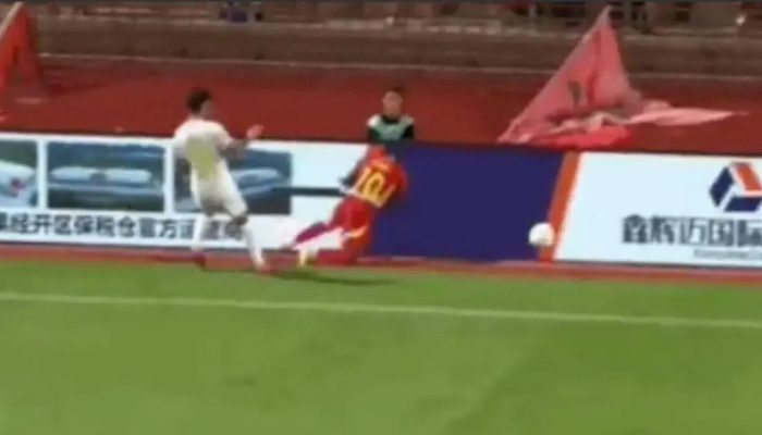 Jogador sofre grave lesão na China após bater cabeça em alambrado