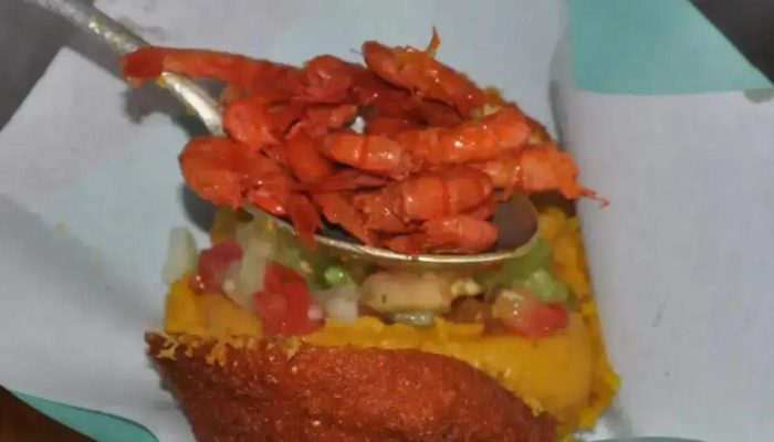 Jovem morre com suspeita de intoxicação após comer acarajé na Bahia