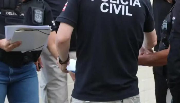 Jovem preso após esfaquear avó em Paulo Afonso; pai o imobiliza