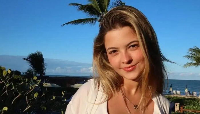Júlia Gomes aproveita férias em Trancoso com momentos de descontração
