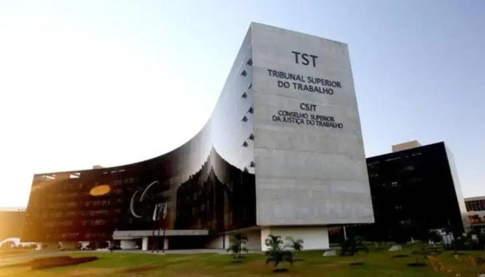 Justiça condena empresa por transfobia e garante indenização a trabalhadora