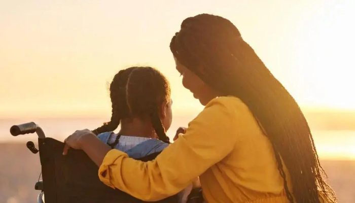 Justiça garante jornada reduzida sem corte salarial para mãe de criança deficiente