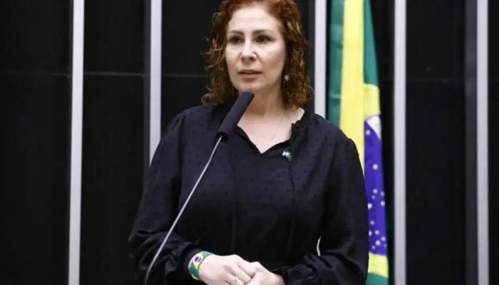Justiça italiana nega prisão domiciliar de Carla Zambelli na Itália