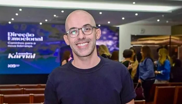 Leandro Karnal discute liderança emocional em palestra na Bahia