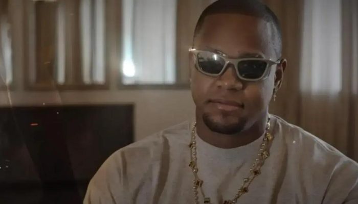 Léo Santana emociona ao relembrar origem humilde em documentário especial