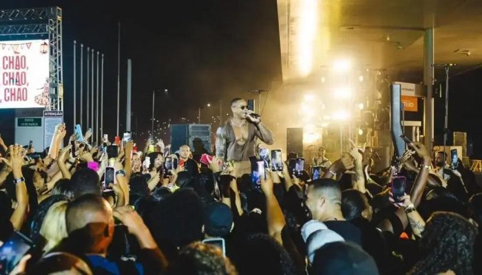 Léo Santana grava projeto audiovisual inusitado em posto de gasolina em Salvador
