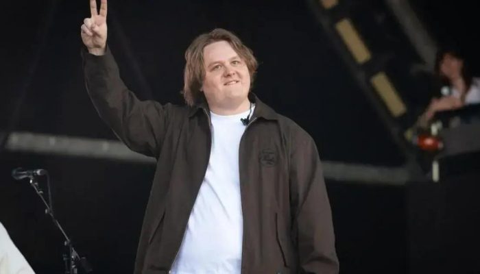 Lewis Capaldi faz emocionante retorno aos palcos após afastamento por Tourette