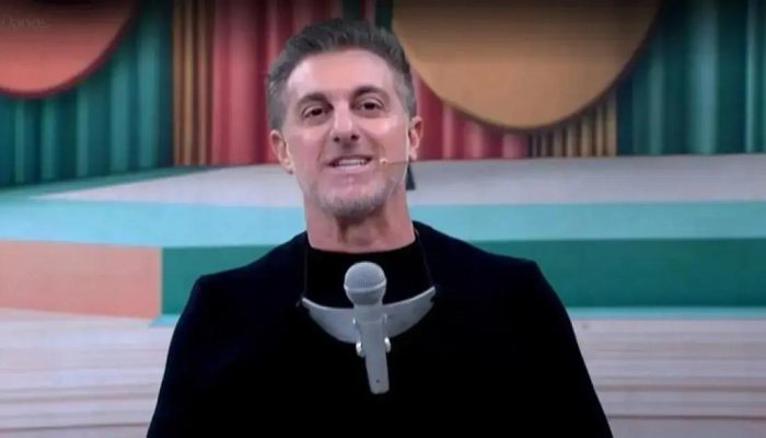 Luciano Huck presta homenagem a Silvio Santos no Domingão