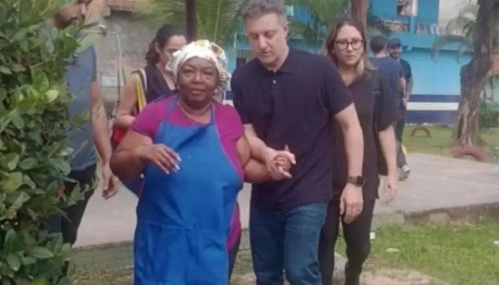 Luciano Huck visita projeto social em Lauro de Freitas para gravação do Domingão